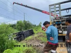 泰国一载有中国游客的巴士发生翻车事故 27人受伤 事故原因
