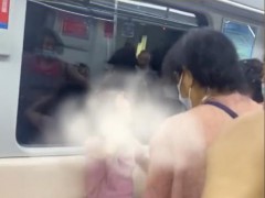 地铁三个老太暴打女子，因为女子不小心挤到了她们期中一个