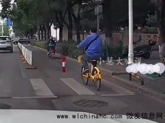 男子骑自行车不看路撞上警示柱，看着就很疼