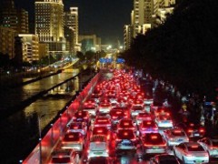 直击海口暴雨内涝现场 多条道路积水严重