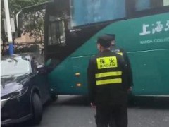 上海警方通报“大学班车撞击小轿车” 司机顶开小客车被控制