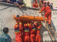 大连：工人不慎跌落4米深蓄水池，消防员成功救援 快速响应显神威