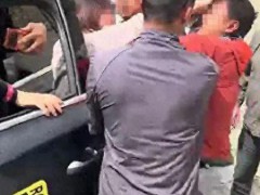 警方通报川藏线孕妇插队事件 孕妇与司机互殴，双方均受罚