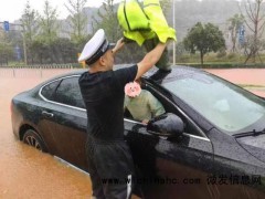 长沙暴雨导致车辆被淹 交警英勇救被困儿童